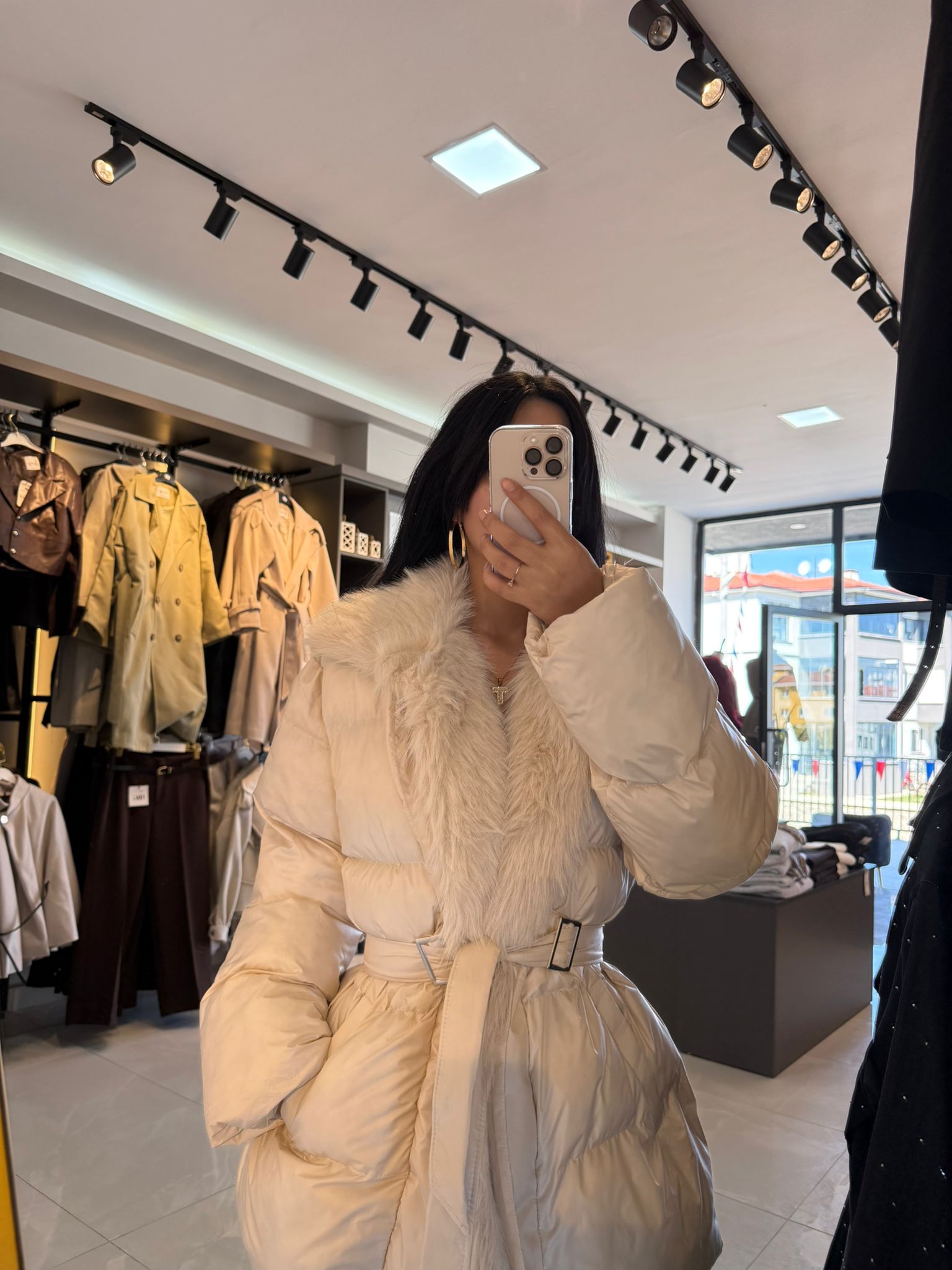 Yaka Kürk Detaylı Şişme Mont – Krem (S-M-L)