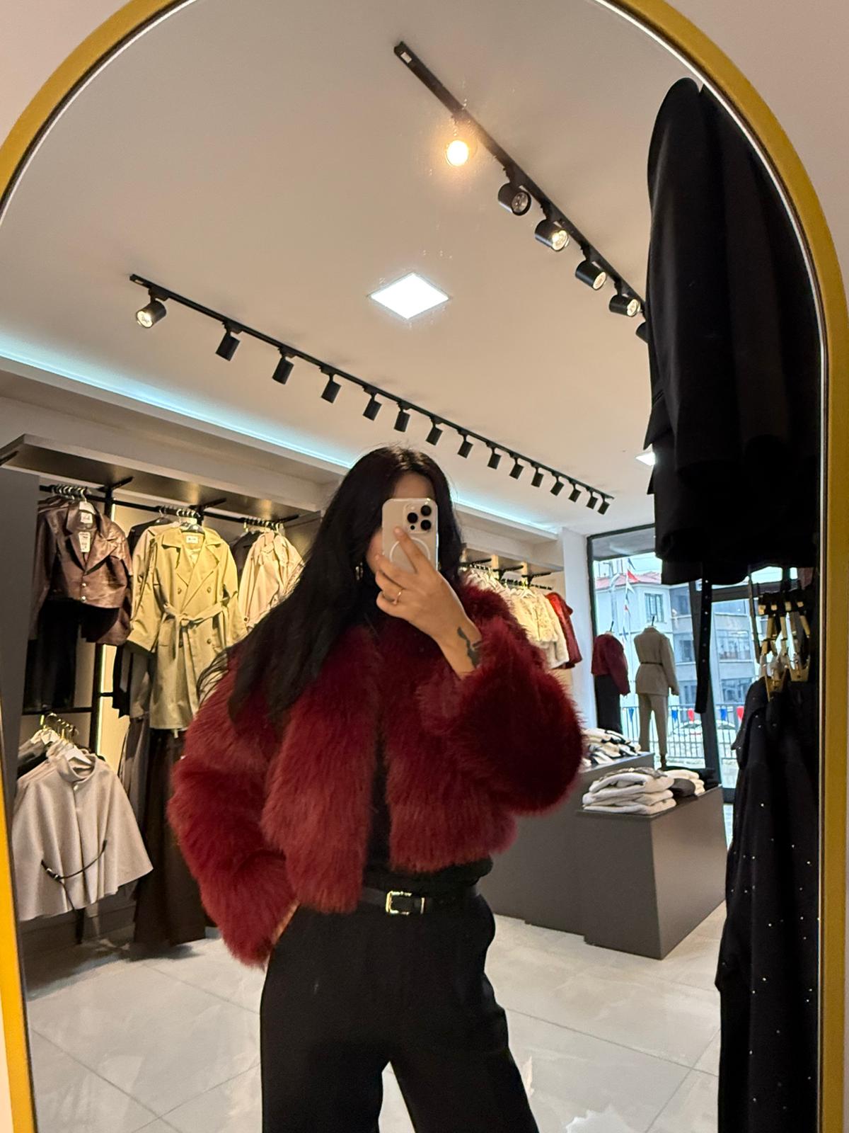 Sezonun Trendi: Bordo Peluş Kürk Ceket - Görsel 3
