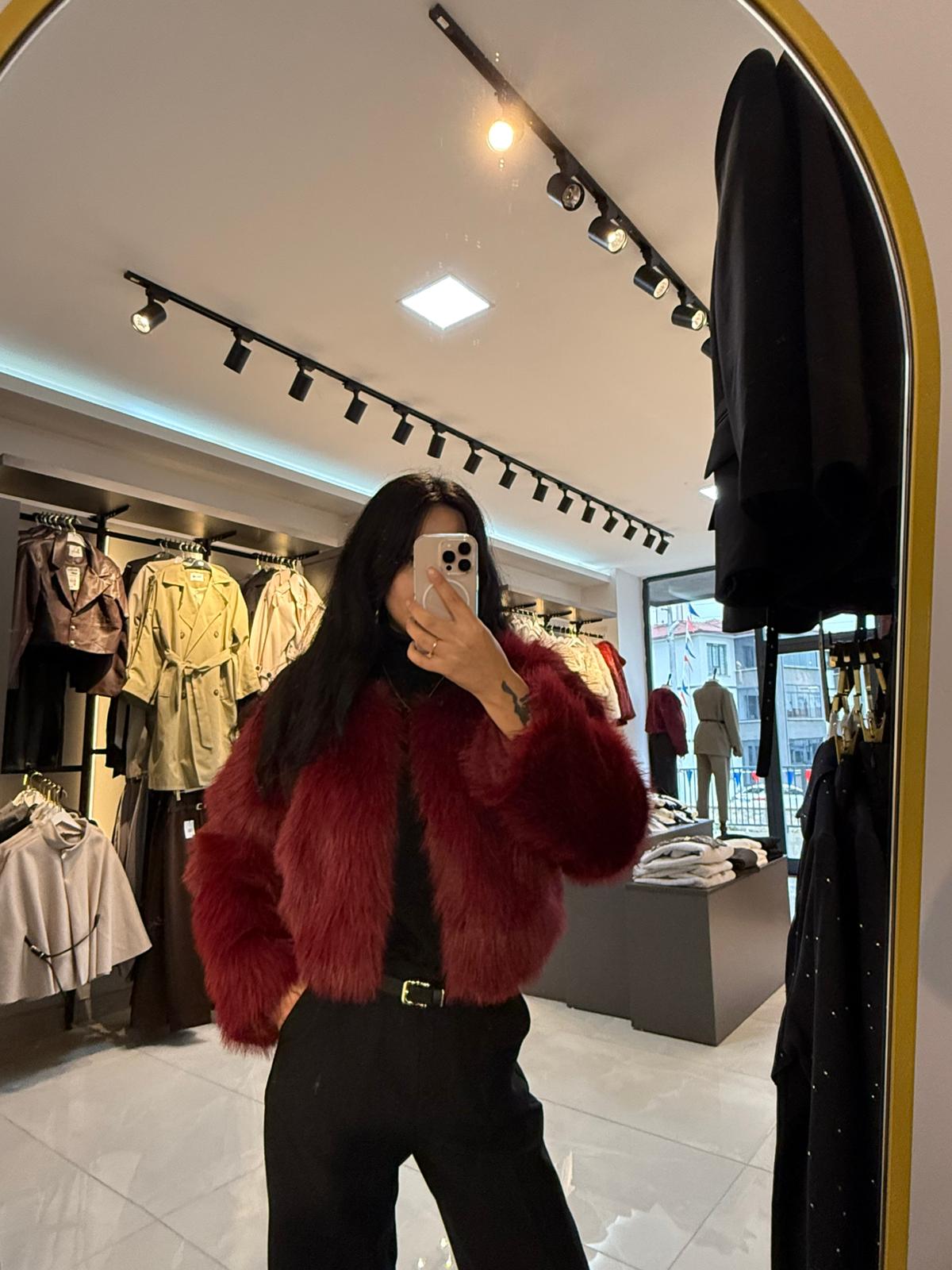 Sezonun Trendi: Bordo Peluş Kürk Ceket - Görsel 5