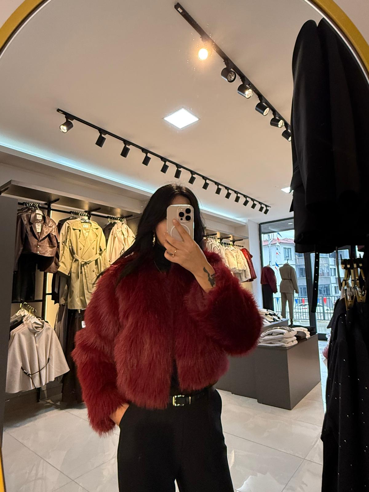Sezonun Trendi: Bordo Peluş Kürk Ceket