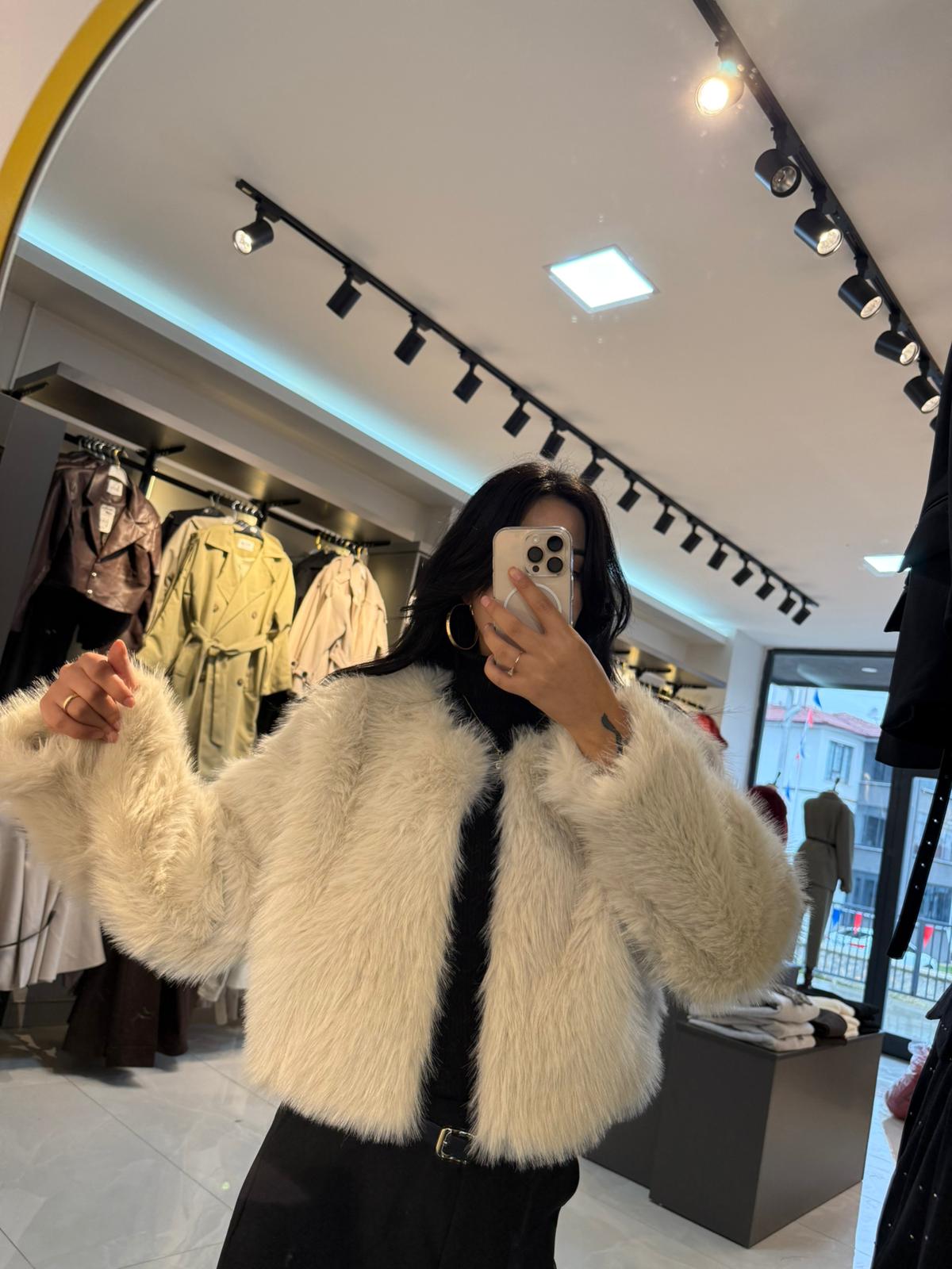Işıltılı Dokunuş: Premium Bej Kürk Ceket - Görsel 2
