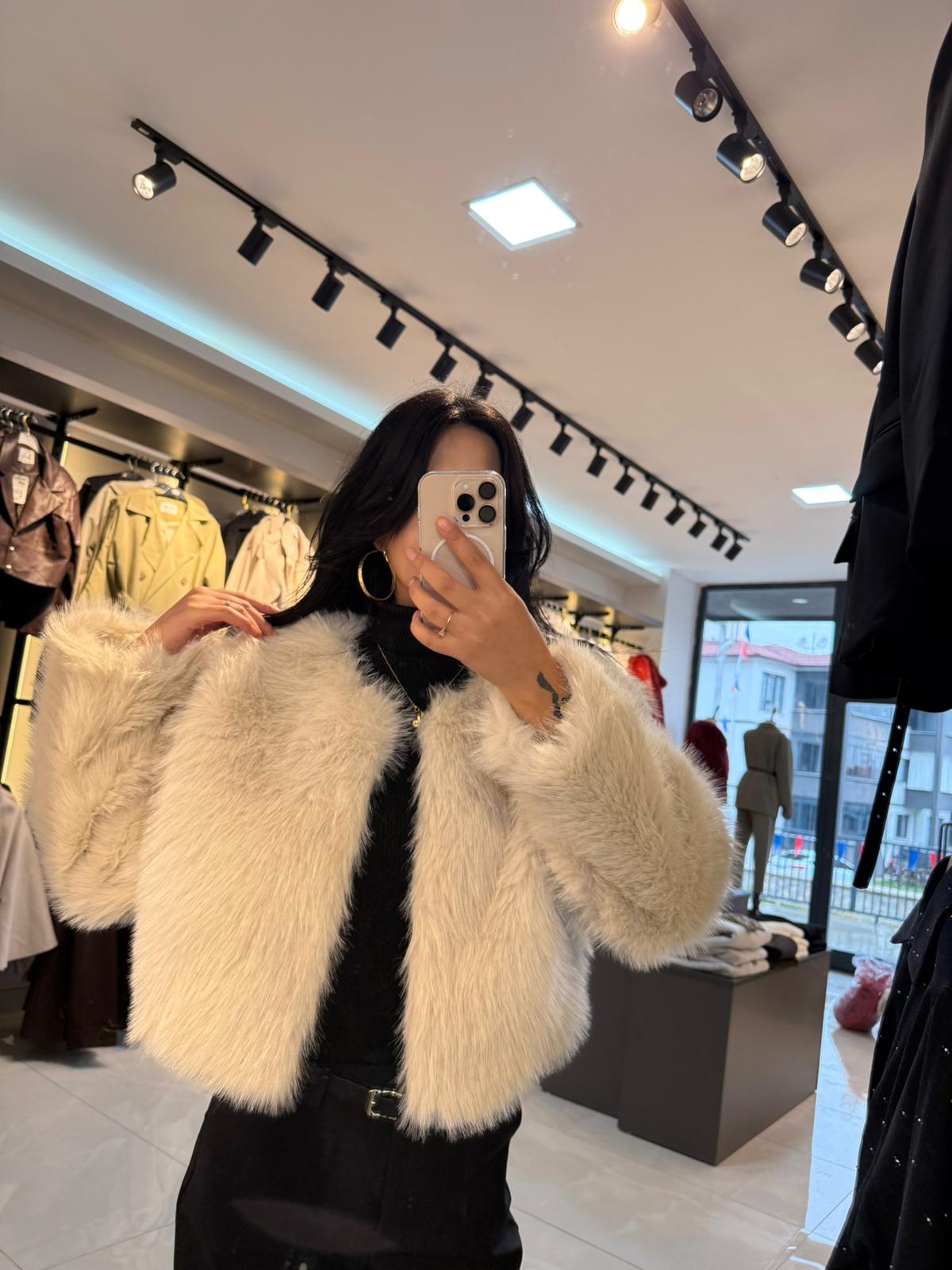 Işıltılı Dokunuş: Premium Bej Kürk Ceket - Görsel 3