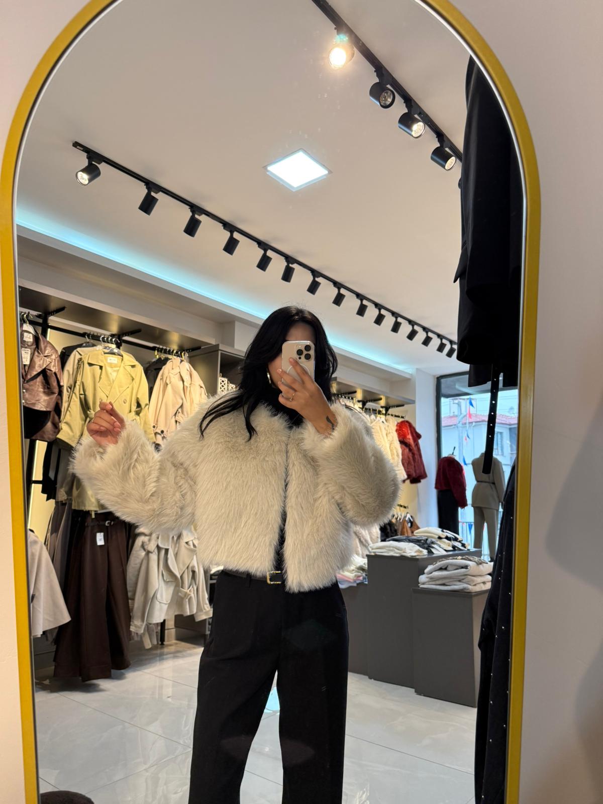 Işıltılı Dokunuş: Premium Bej Kürk Ceket - Görsel 4