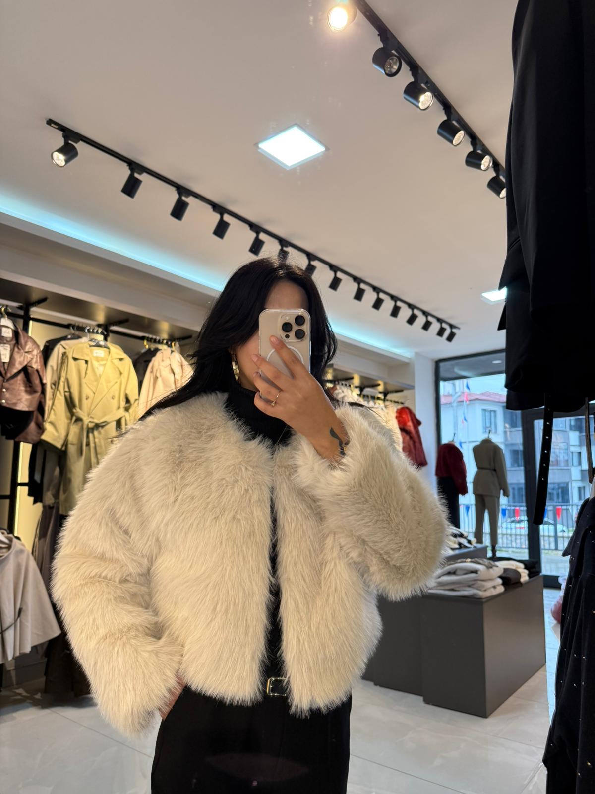 Işıltılı Dokunuş: Premium Bej Kürk Ceket - Görsel 5