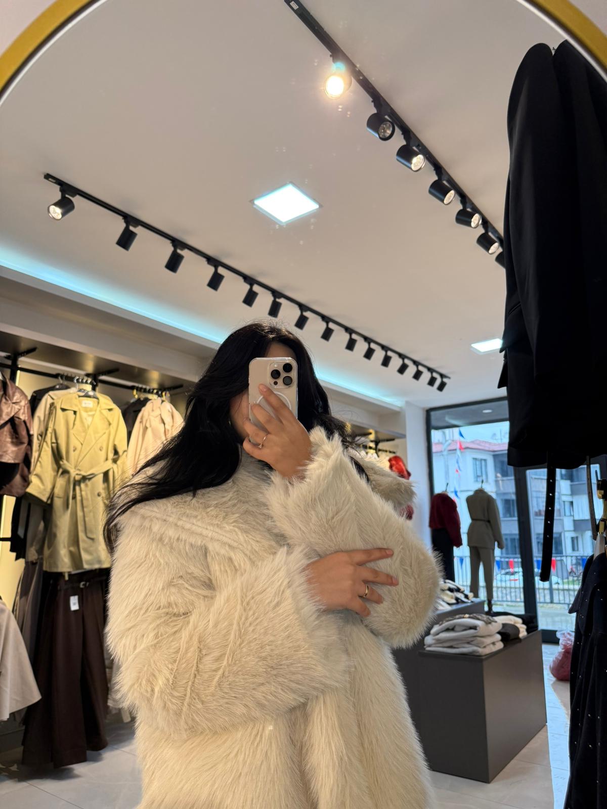 Işıltılı ve Sıcak: Premium Kalite Bej Kürk - Görsel 3