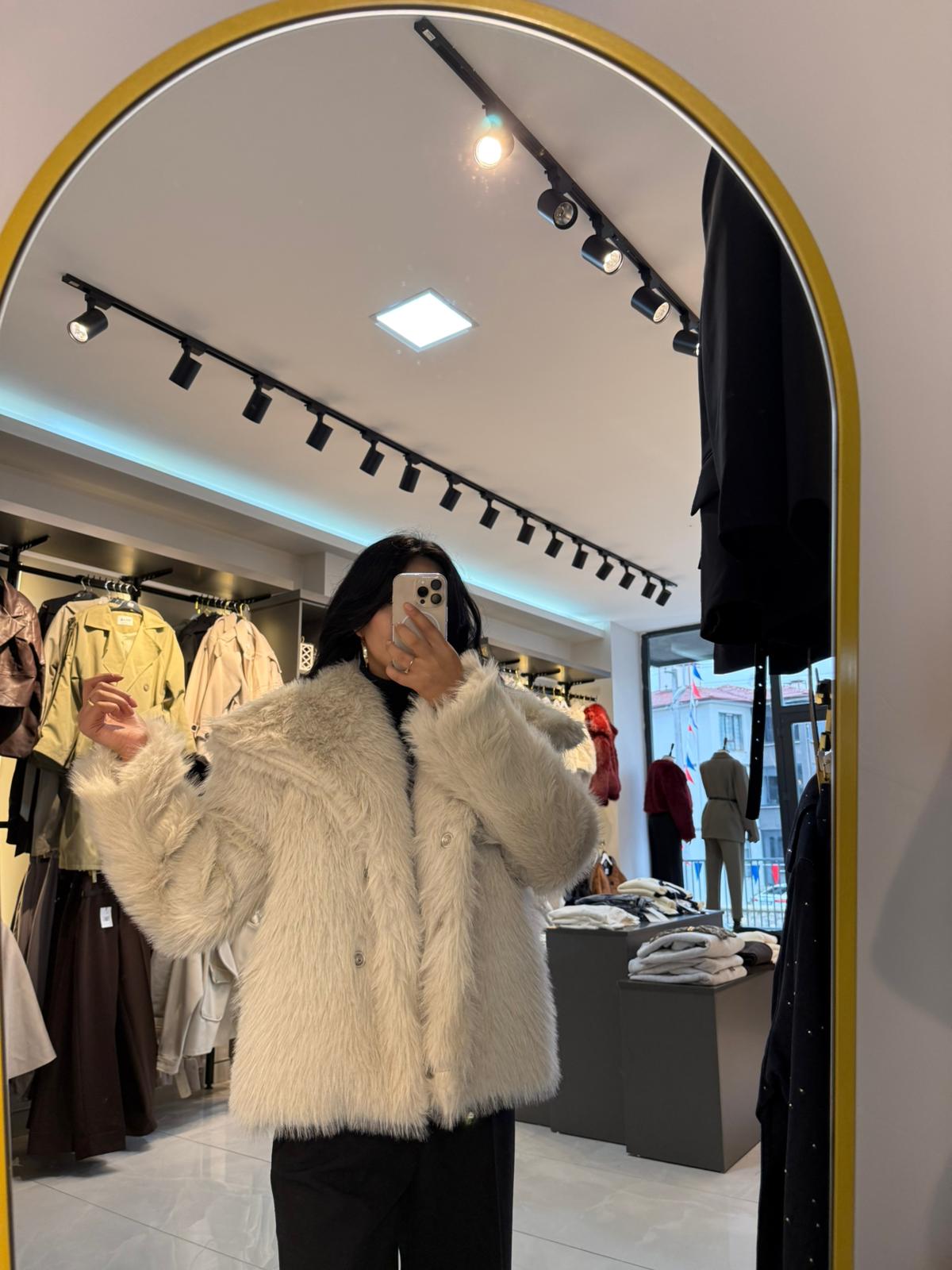 Işıltılı ve Sıcak: Premium Kalite Bej Kürk